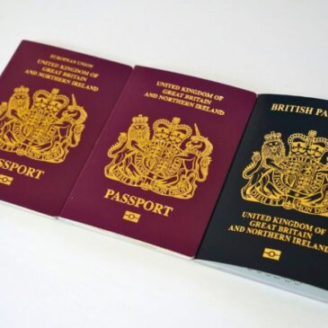 여전히 빨간 여권을 사용하는 영국인, 휴가 여행 전 유효기간 확인 필수